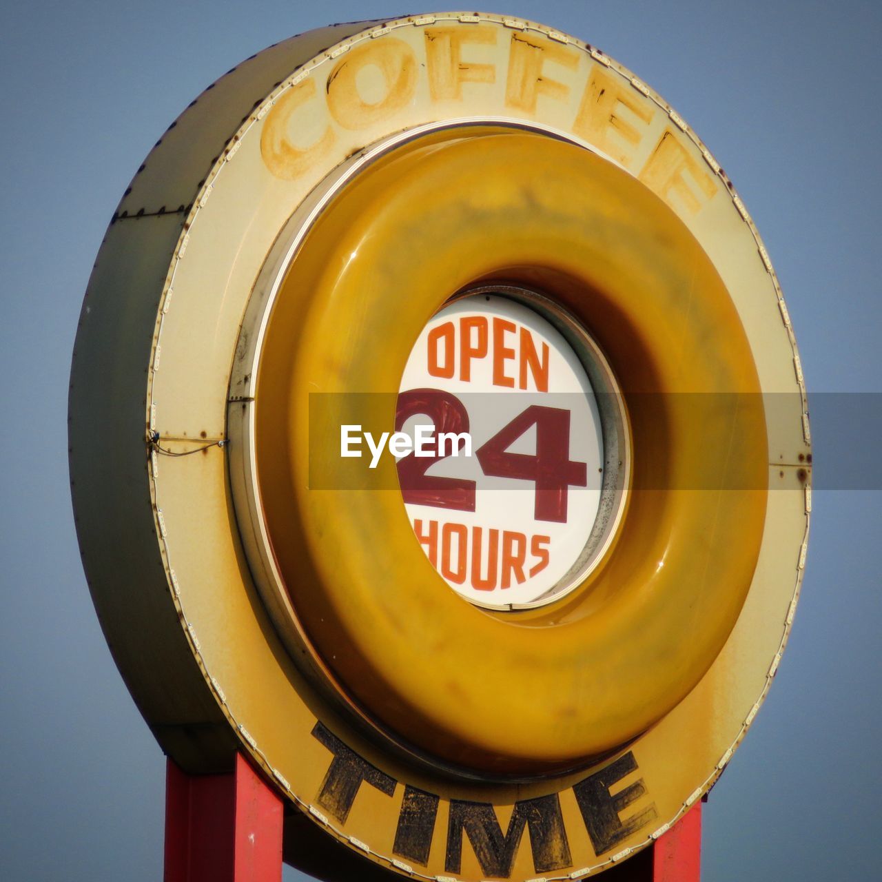 CLOSE-UP OF INFORMATION SIGN ON METAL