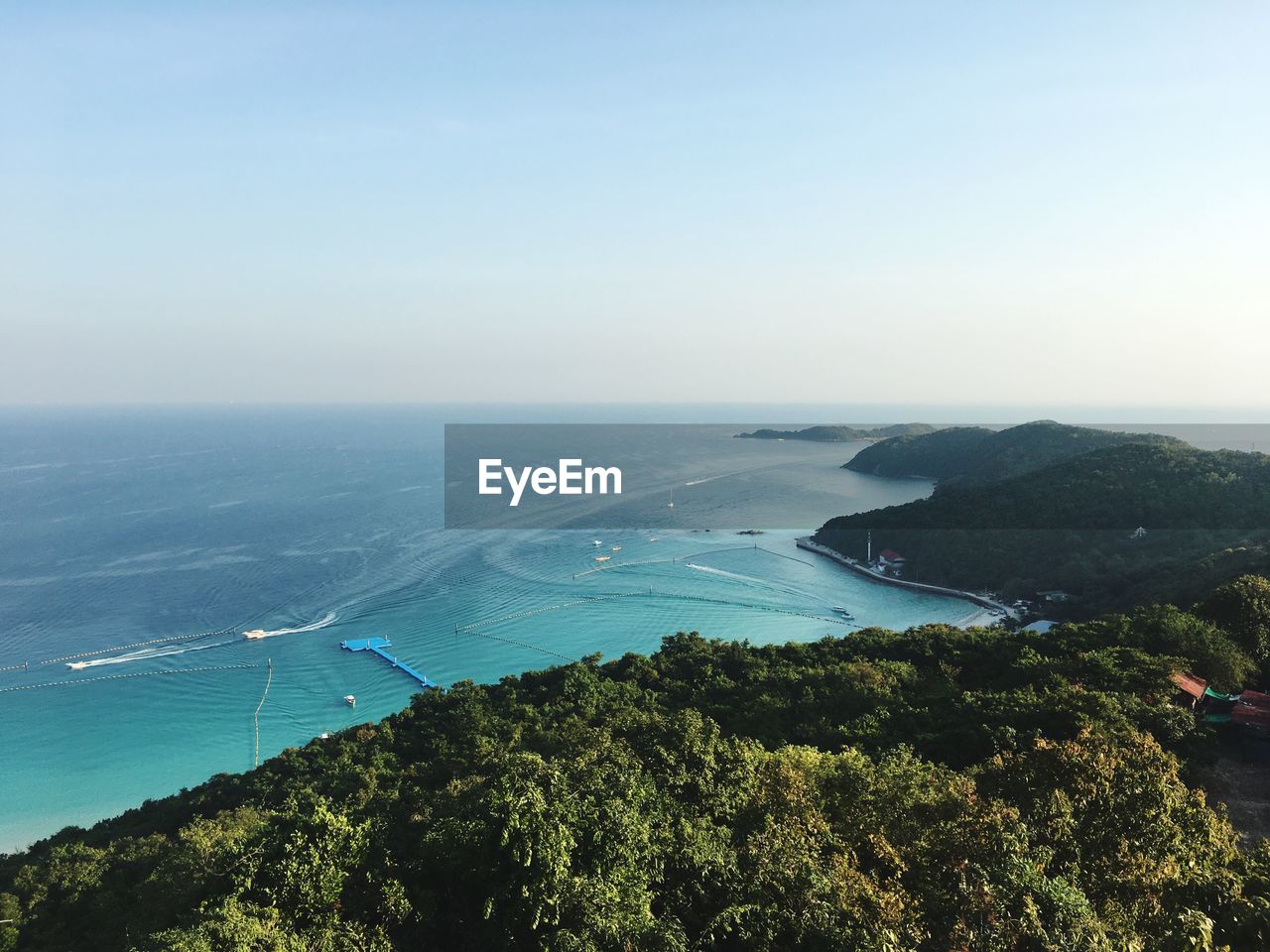 HIGH ANGLE VIEW OF SEA AGAINST CLEAR SKY