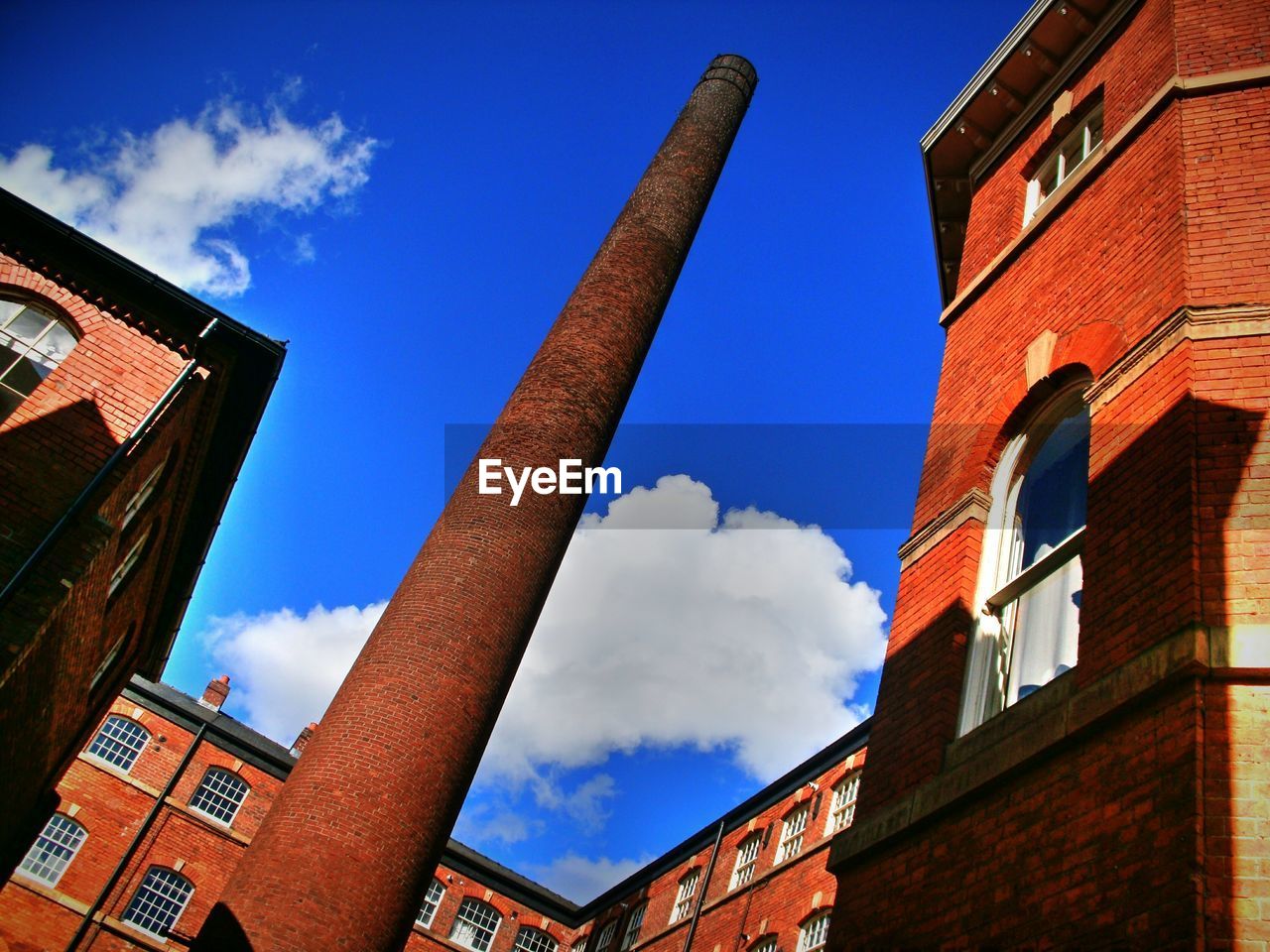 LOW ANGLE VIEW OF BUILDINGS AGAINST SKY