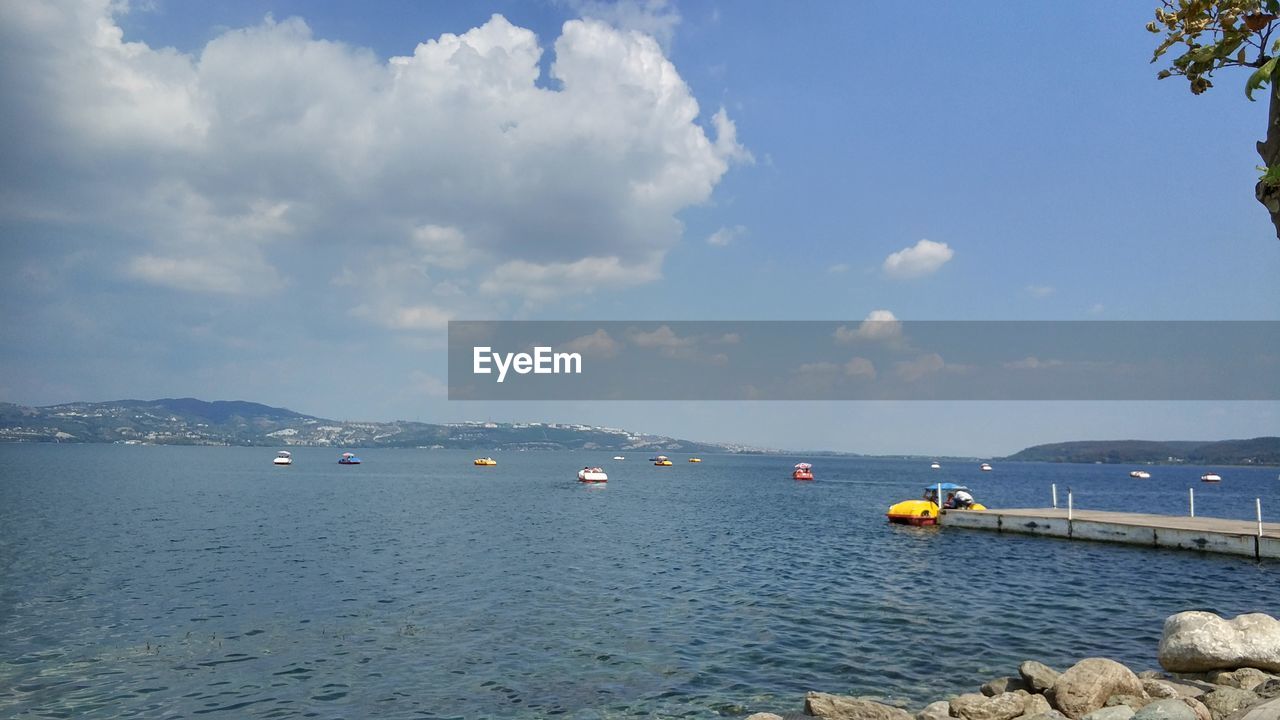 SAILBOAT IN SEA AGAINST SKY