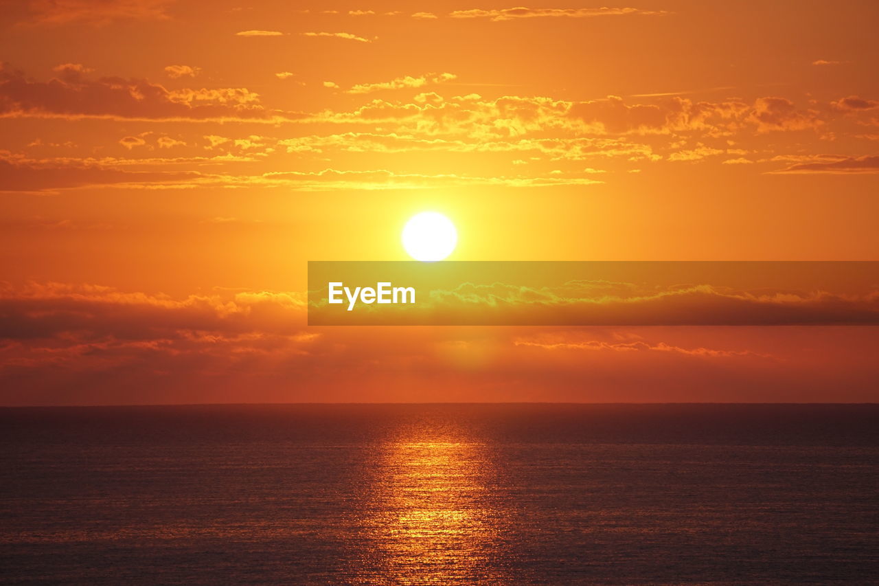 SCENIC VIEW OF SEA AGAINST SKY AT SUNSET