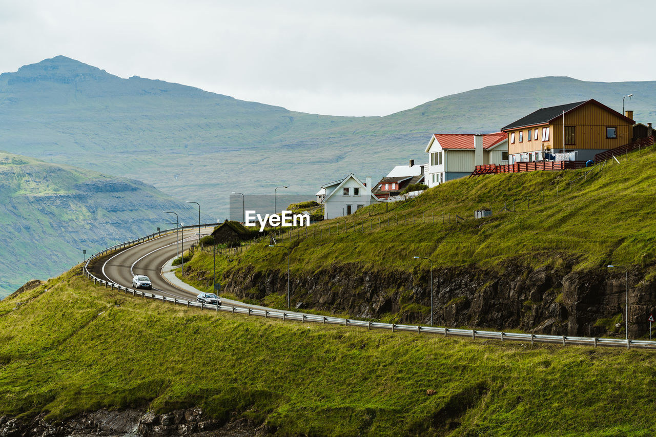 HIGH ANGLE VIEW OF HOUSES AGAINST SKY