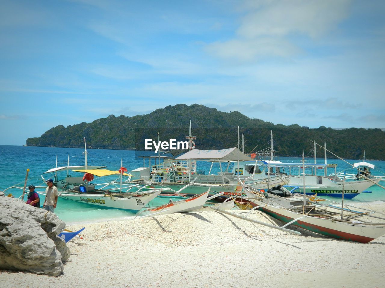 PANORAMIC VIEW OF BOATS MOORED AT BEACH