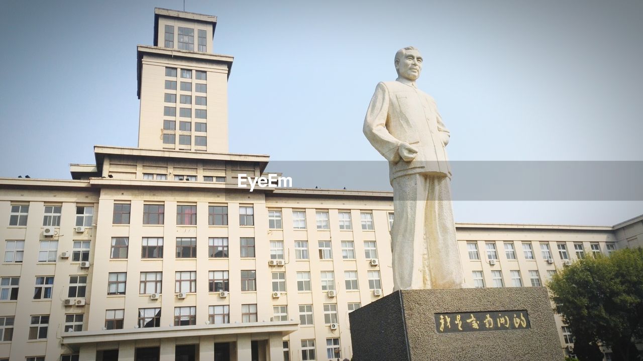 LOW ANGLE VIEW OF STATUE AGAINST SKY