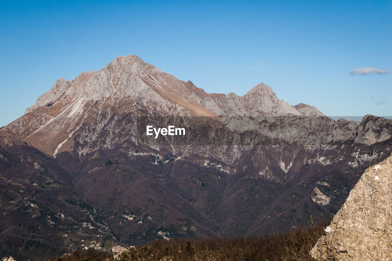 SCENIC VIEW OF ROCKY MOUNTAINS AGAINST BLUE SKY