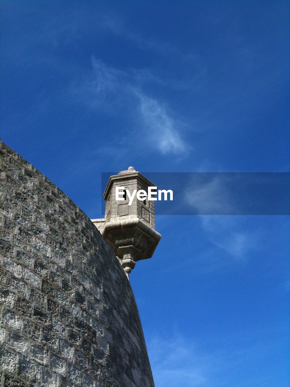 LOW ANGLE VIEW OF BUILT STRUCTURE AGAINST BLUE SKY