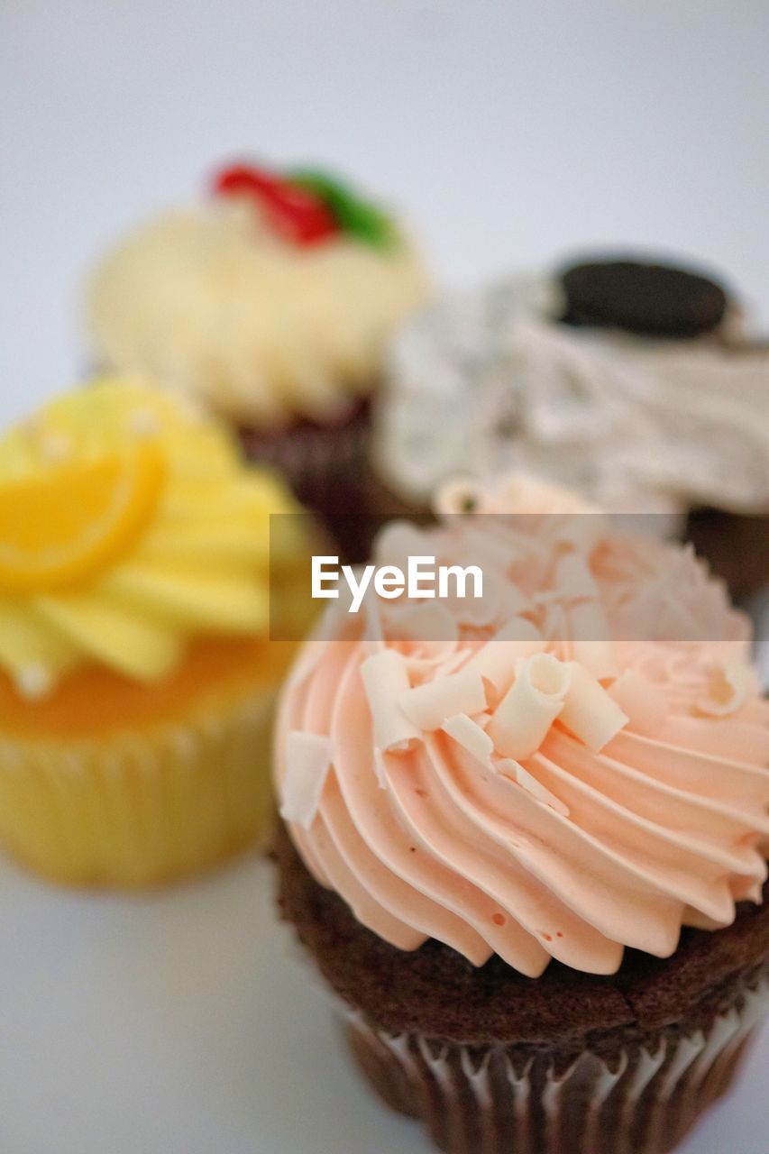 CLOSE-UP OF CUPCAKES ON PLATE
