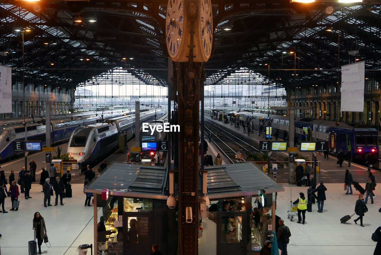Trains and people at paris-gare de lyon