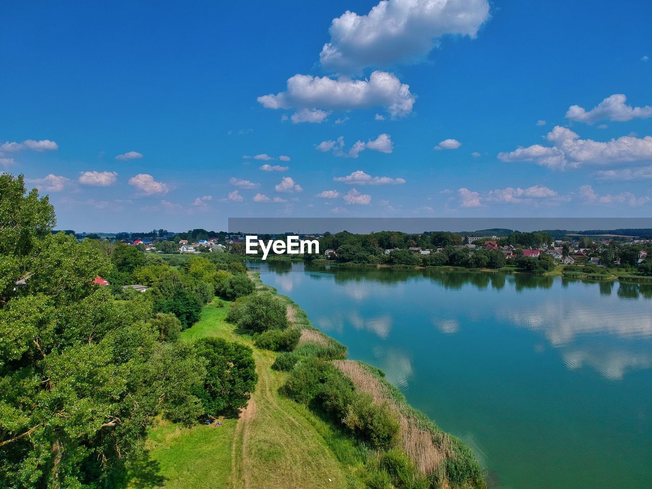 PANORAMIC VIEW OF LAKE AGAINST SKY