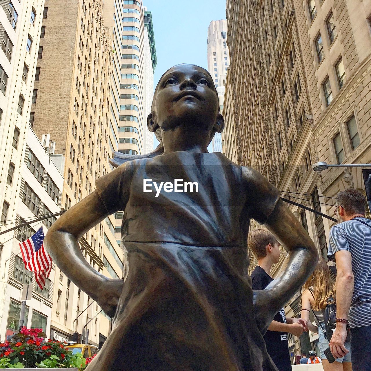 LOW ANGLE VIEW OF STATUE AGAINST BUILDING