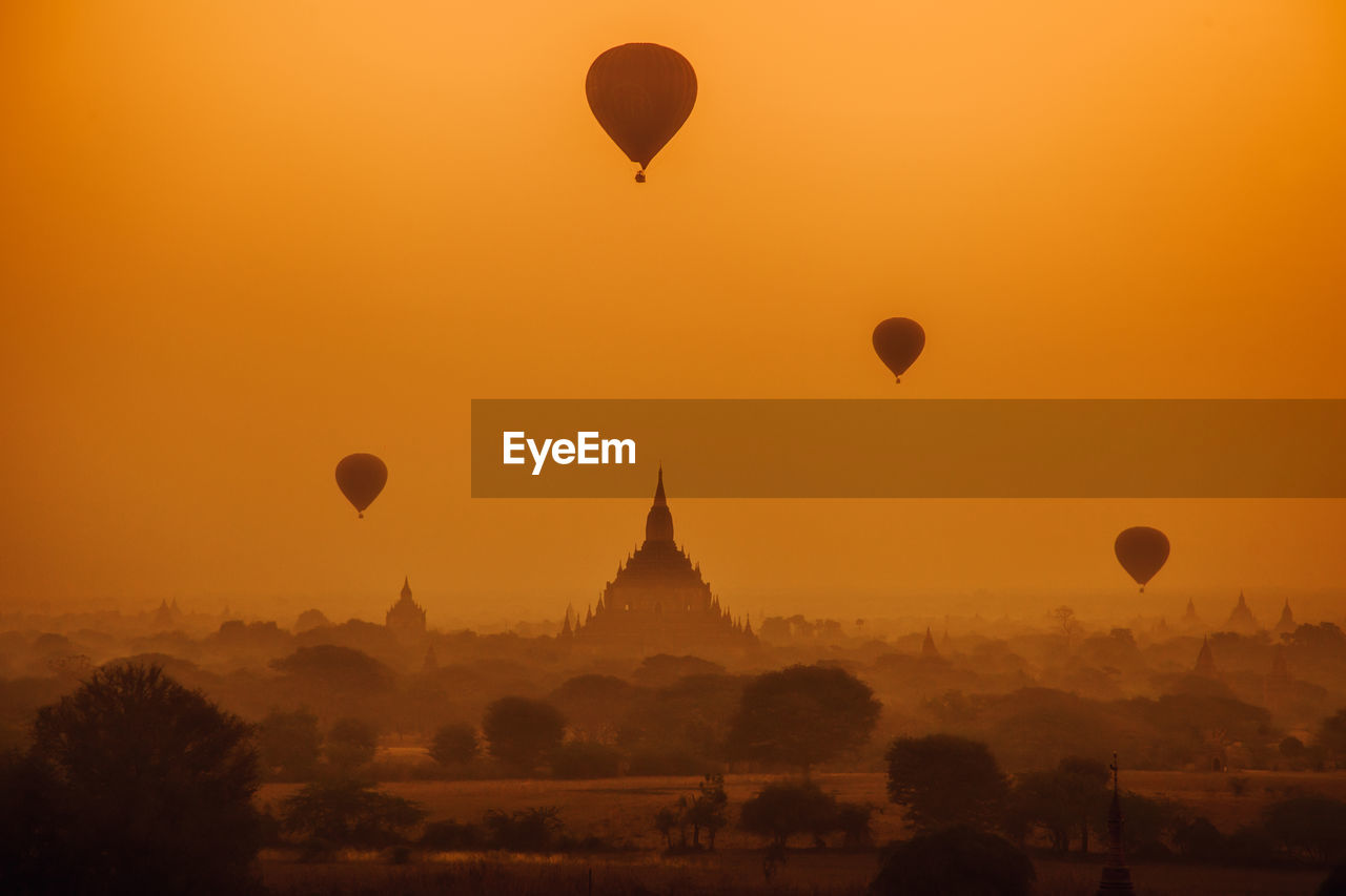 VIEW OF HOT AIR BALLOONS IN SKY AT SUNSET