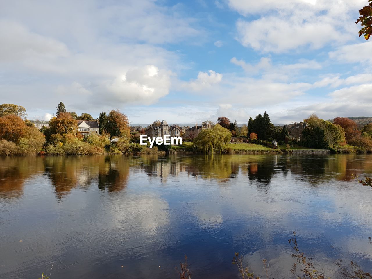 SCENIC VIEW OF LAKE WITH TREES AGAINST SKY