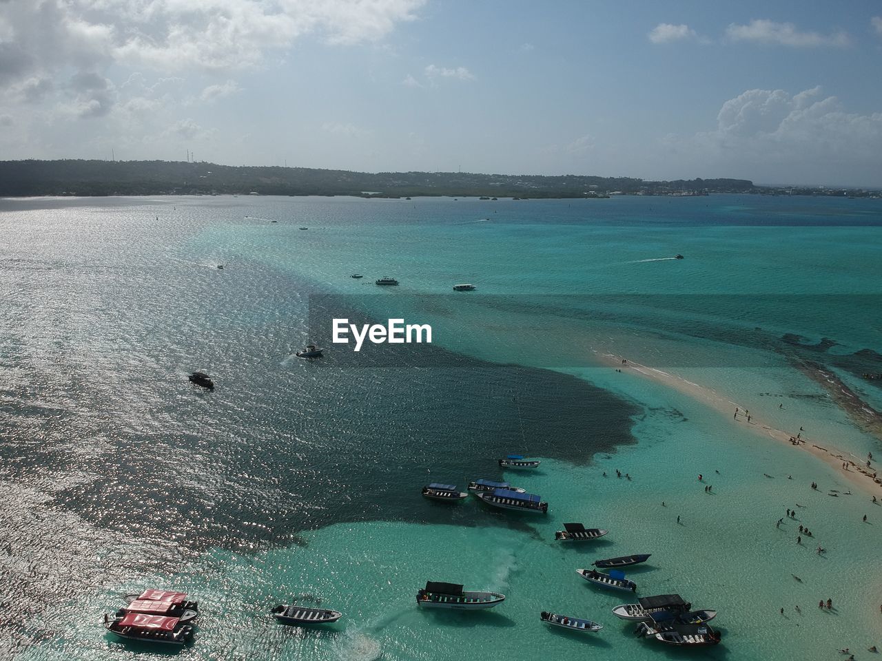 HIGH ANGLE VIEW OF BOATS ON SEA SHORE