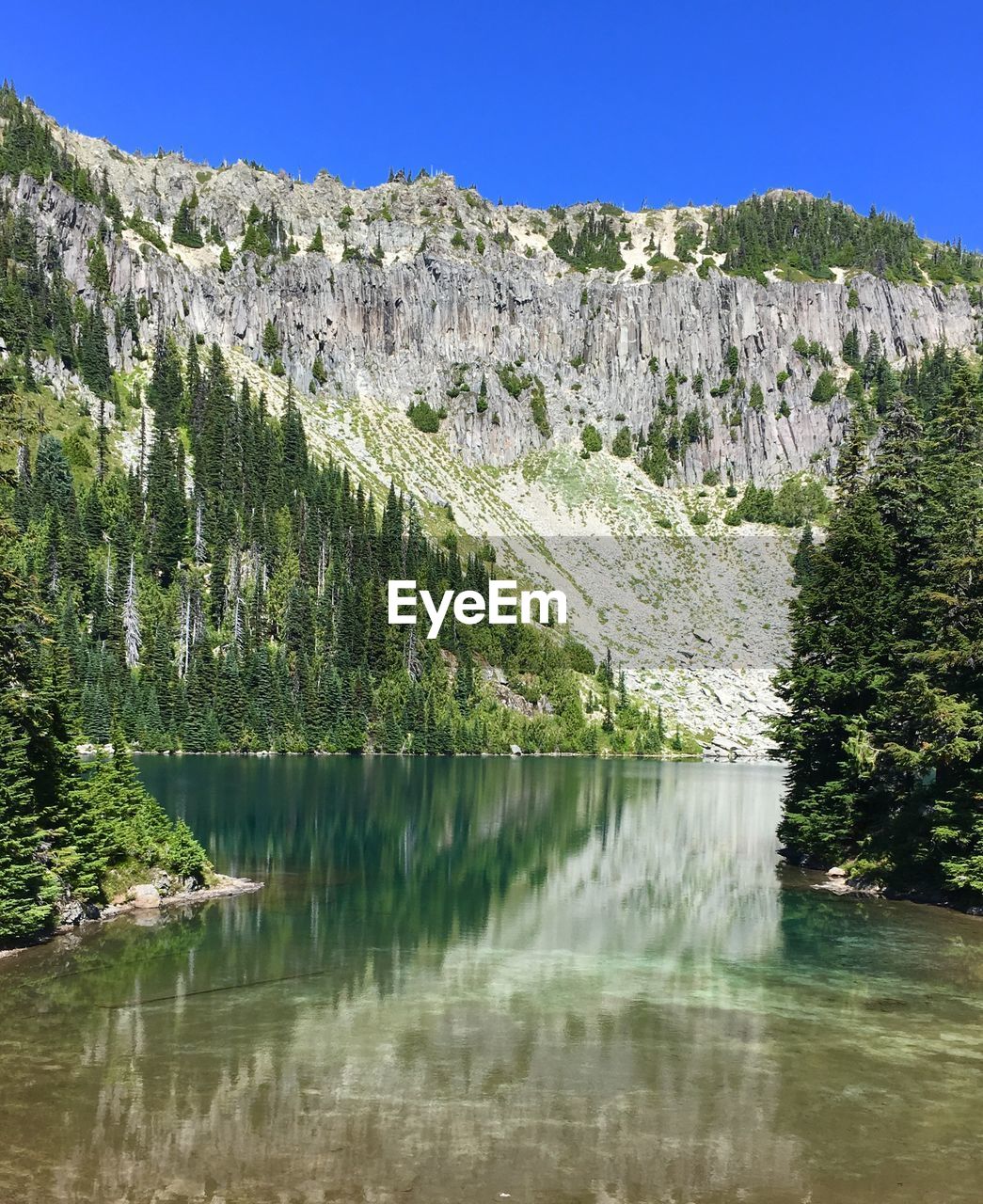 SCENIC VIEW OF LAKE AGAINST MOUNTAINS