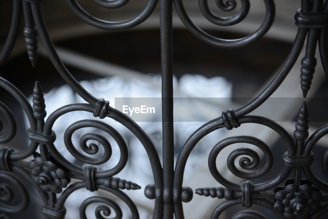 FULL FRAME SHOT OF METAL GRATE