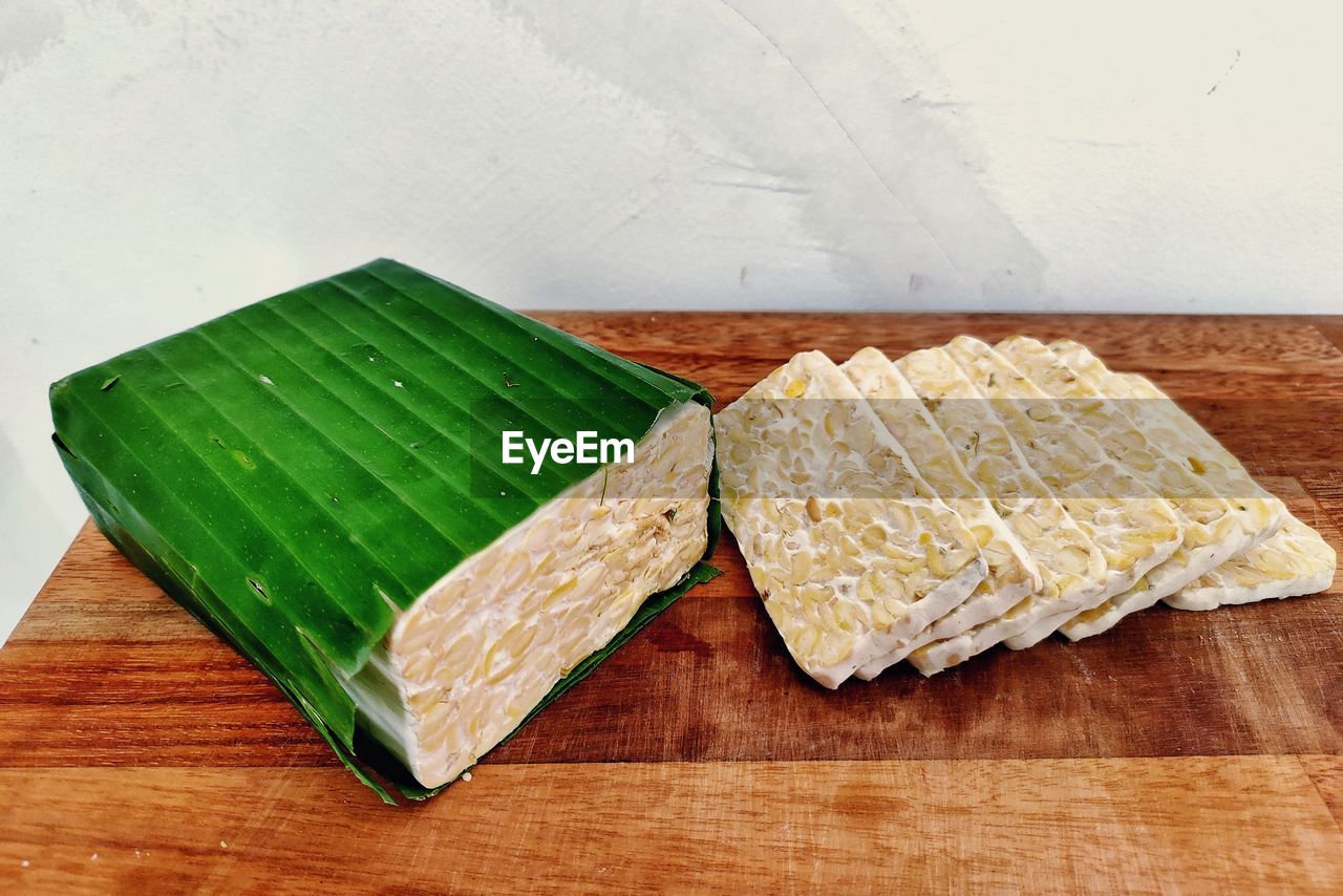 HIGH ANGLE VIEW OF BREAD ON TABLE