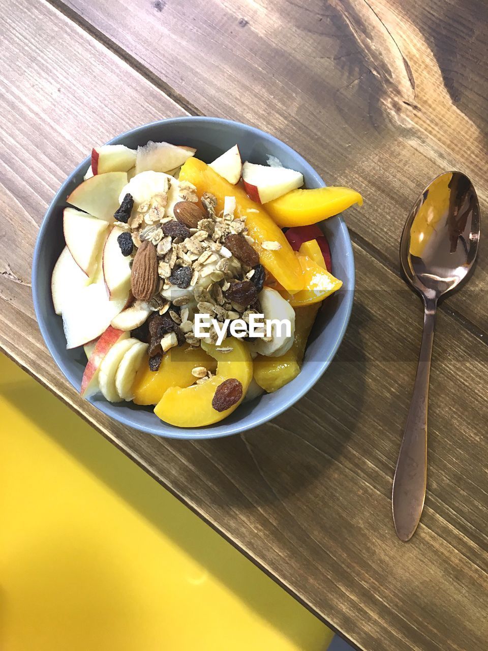 CLOSE-UP OF FRUITS IN BOWL