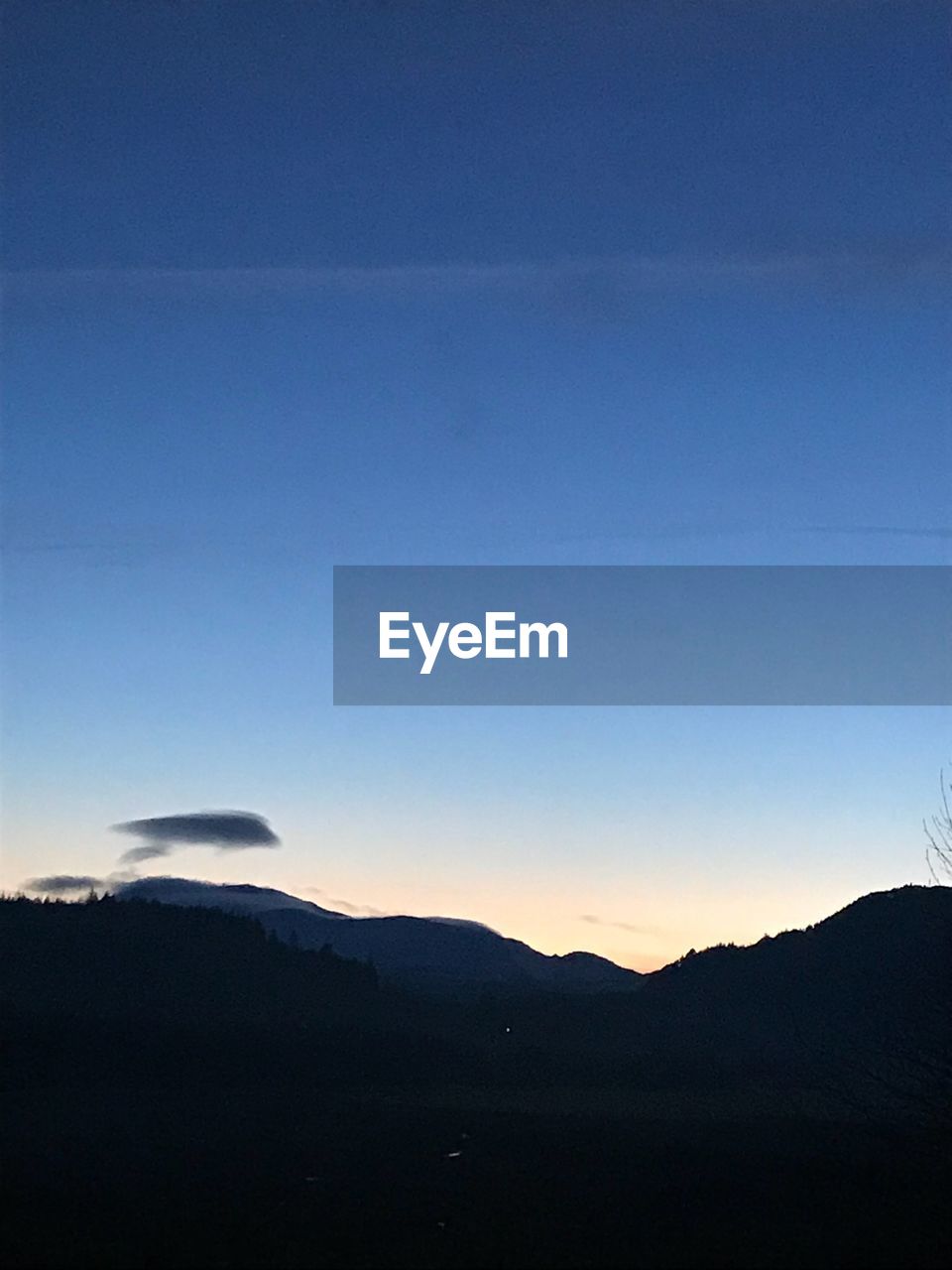 SCENIC VIEW OF SILHOUETTE MOUNTAIN AGAINST CLEAR SKY