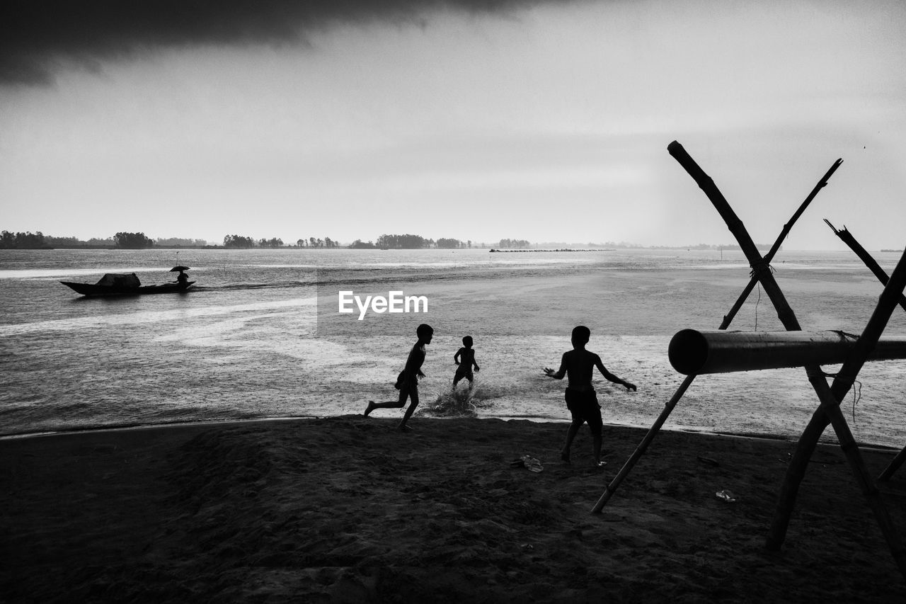 PEOPLE ON BEACH