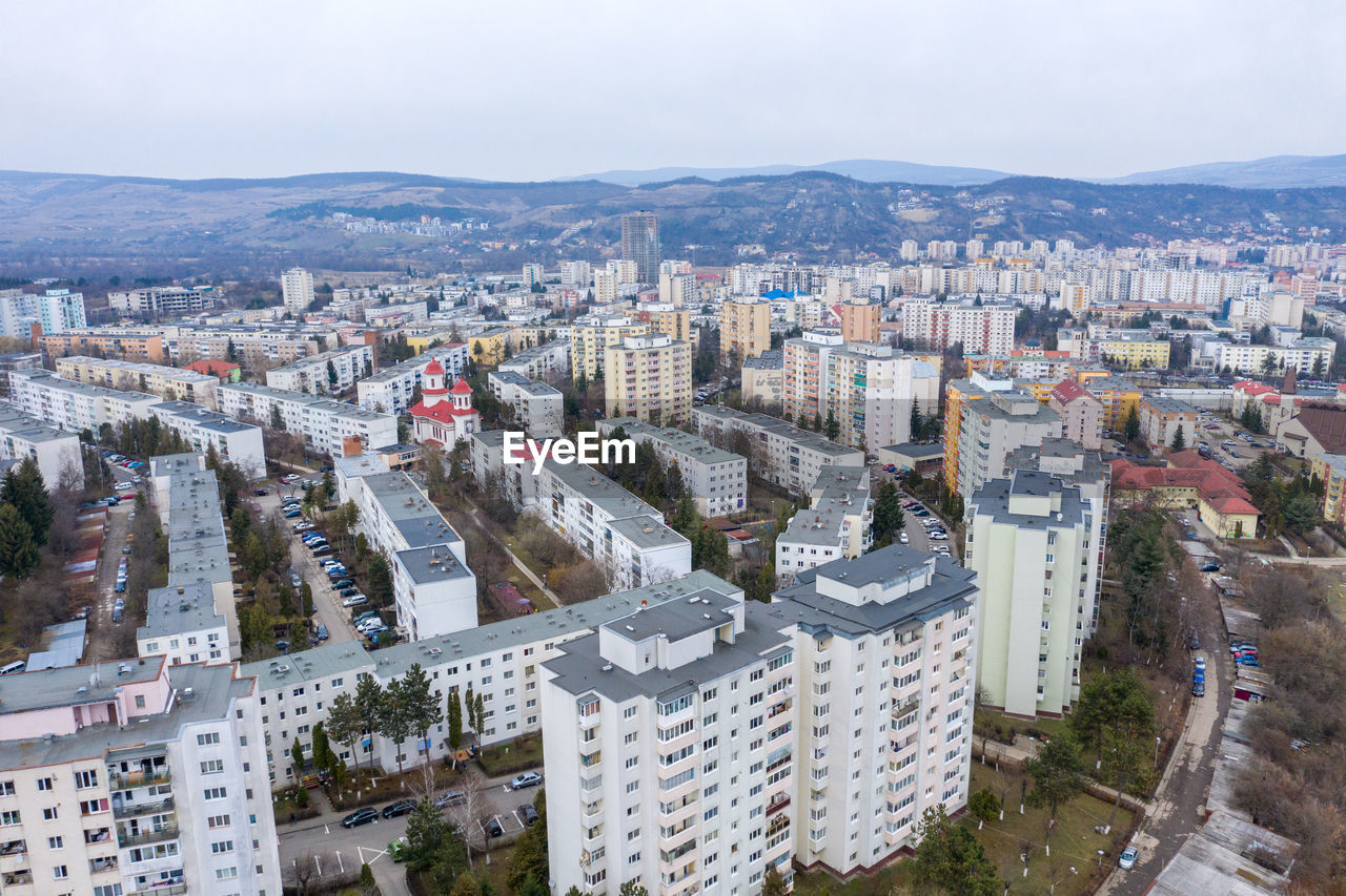 HIGH ANGLE VIEW OF BUILDINGS IN CITY