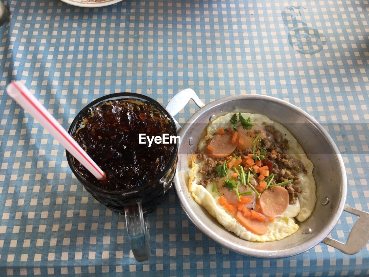 HIGH ANGLE VIEW OF SOUP SERVED IN BOWL ON TABLE