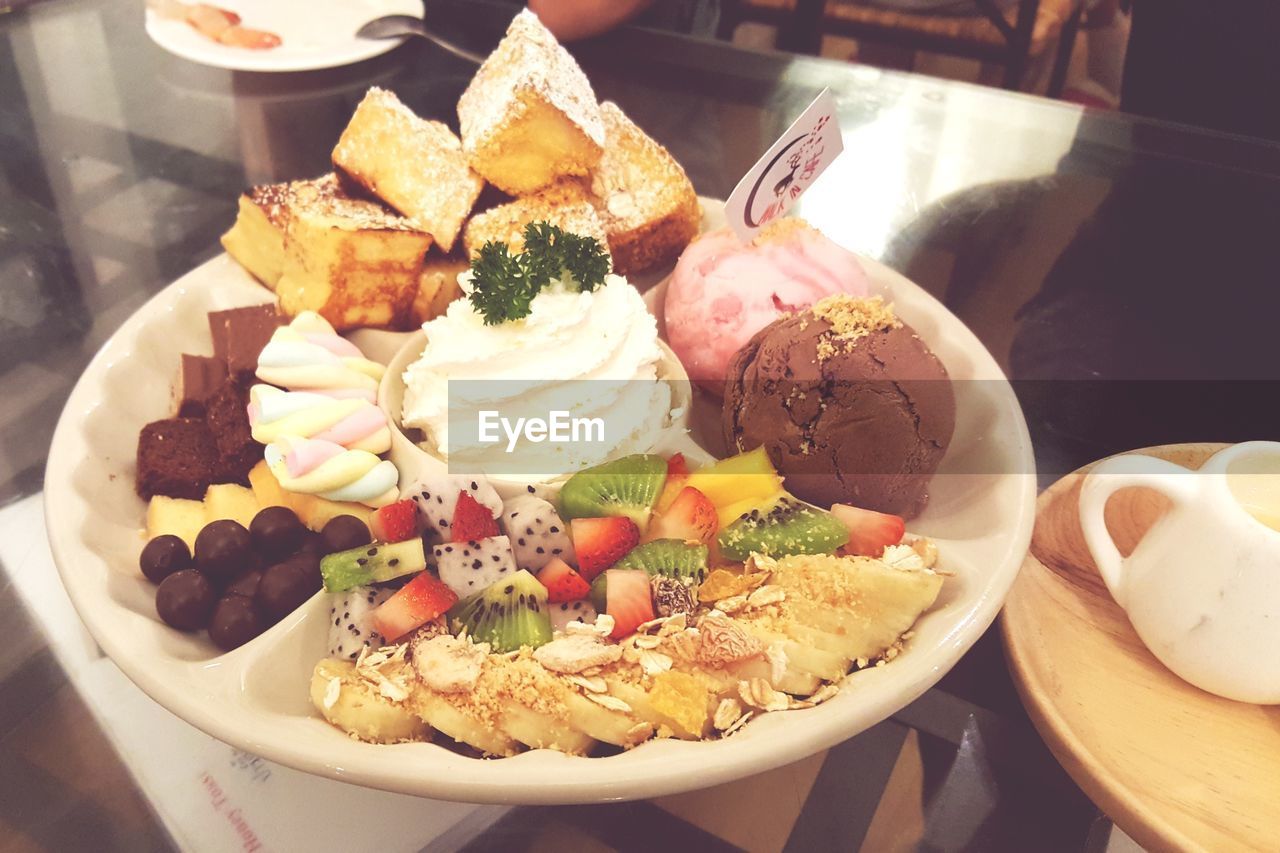 HIGH ANGLE VIEW OF ICE CREAM IN BOWL