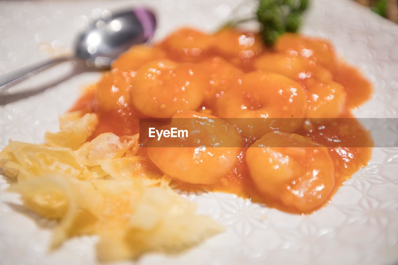 HIGH ANGLE VIEW OF DESSERT IN PLATE