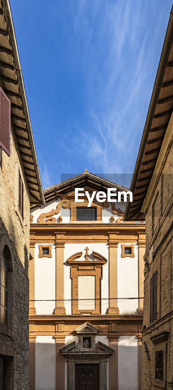 LOW ANGLE VIEW OF OLD BUILDING AGAINST SKY