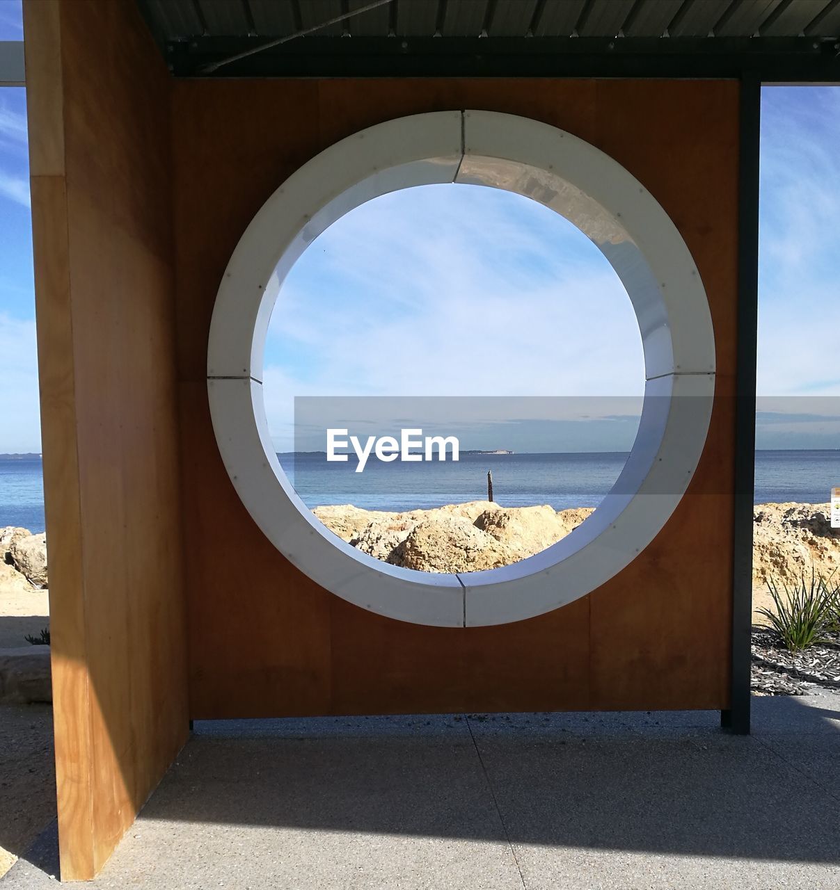 SCENIC VIEW OF SEA AGAINST SKY SEEN THROUGH ARCHWAY