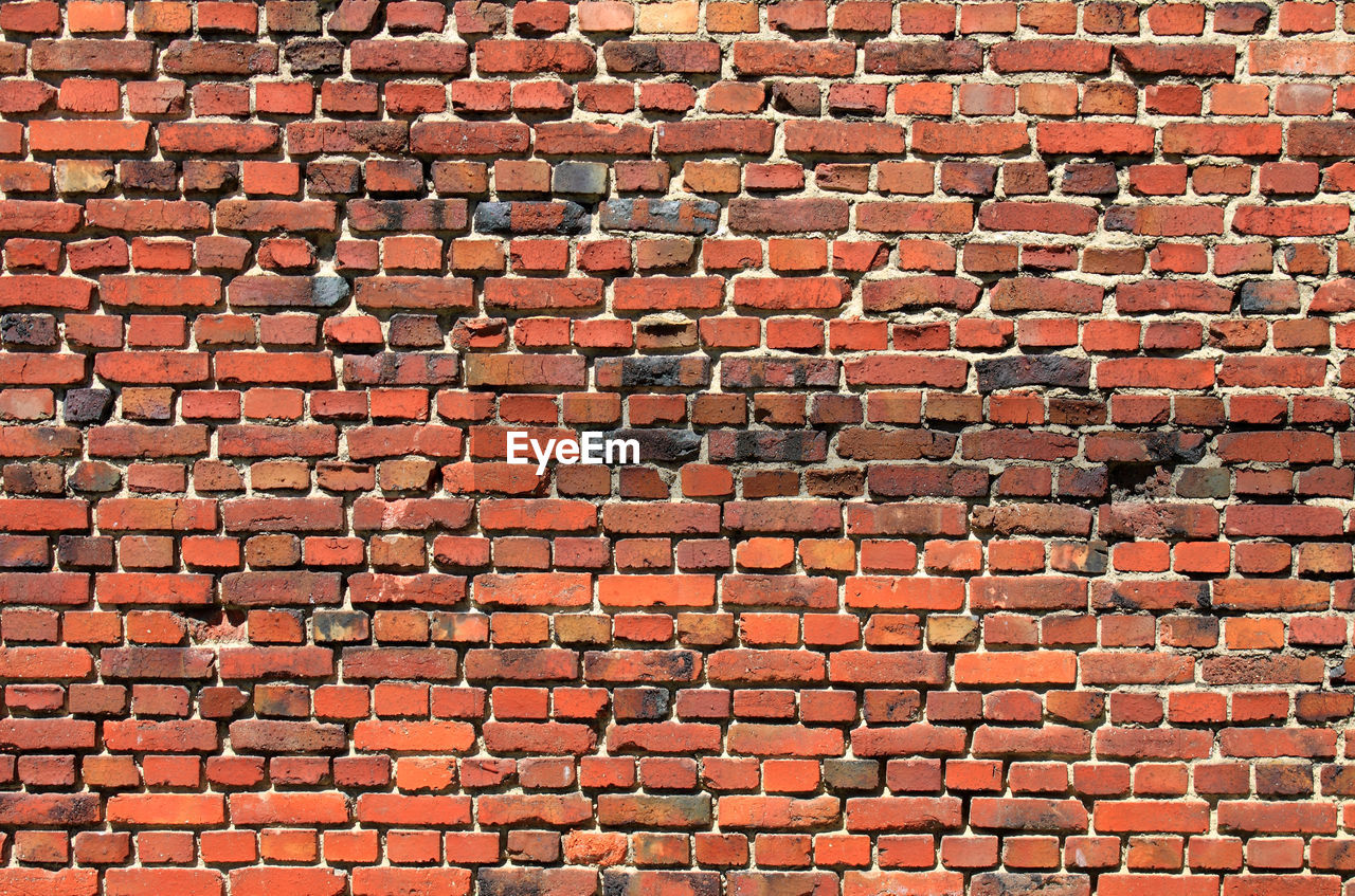 FULL FRAME SHOT OF BRICK WALL WITH RED STONE WALLS