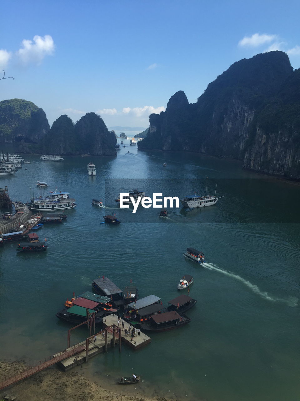 HIGH ANGLE VIEW OF BOATS MOORED IN BAY