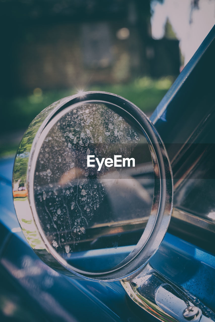 CLOSE-UP OF SIDE-VIEW MIRROR