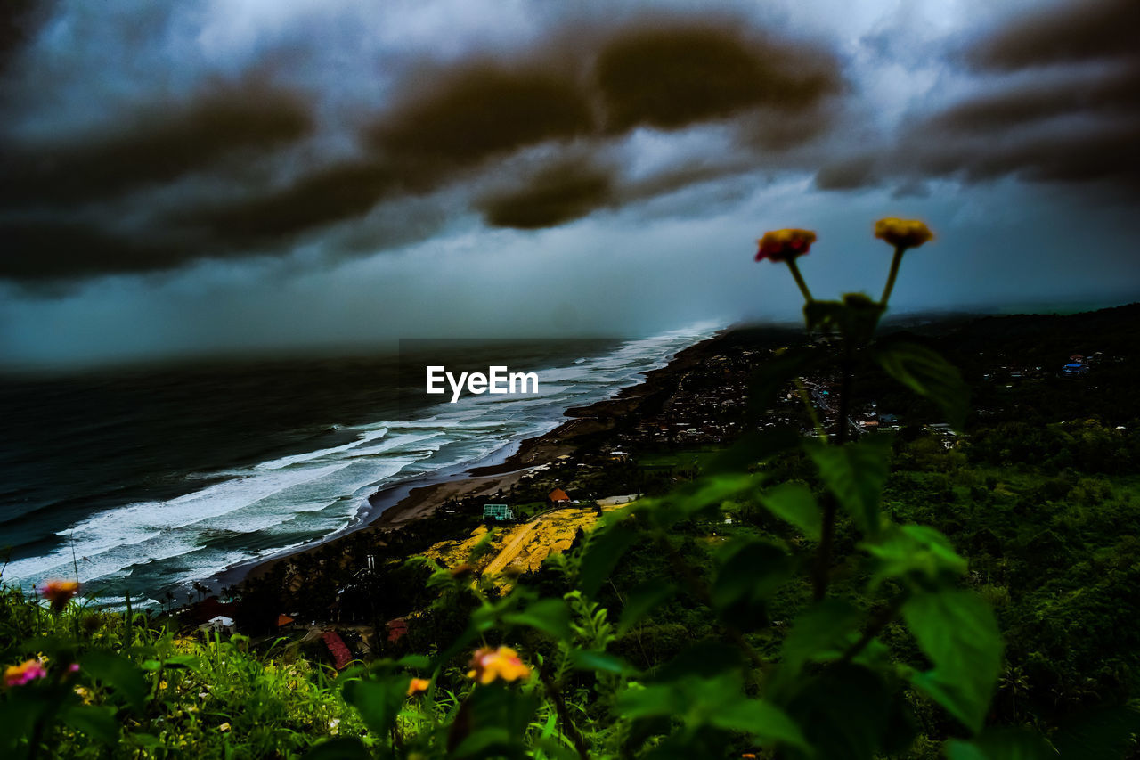 SCENIC VIEW OF SEA AGAINST SKY DURING DUSK