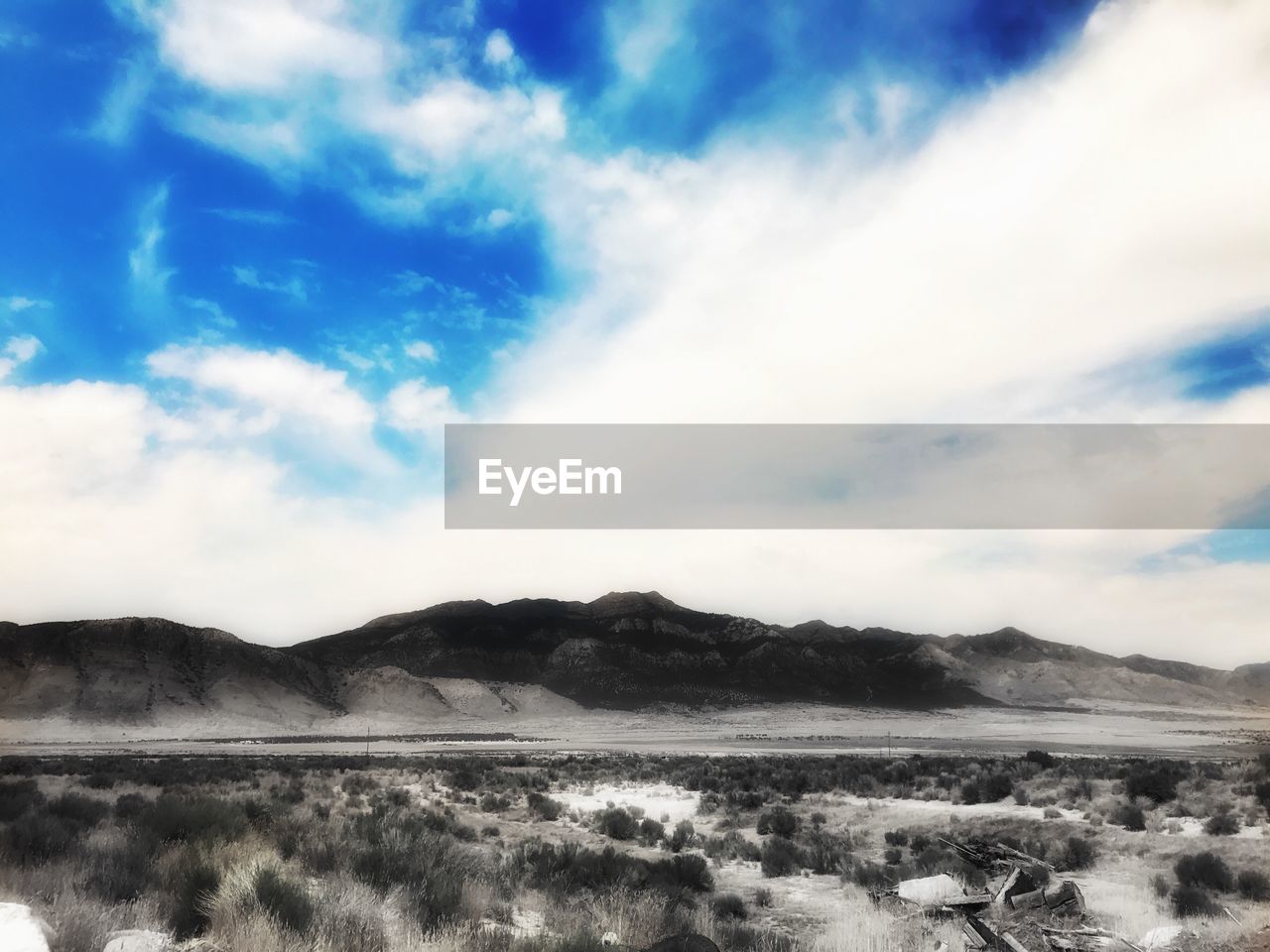 SCENIC VIEW OF SEA AND MOUNTAINS AGAINST SKY