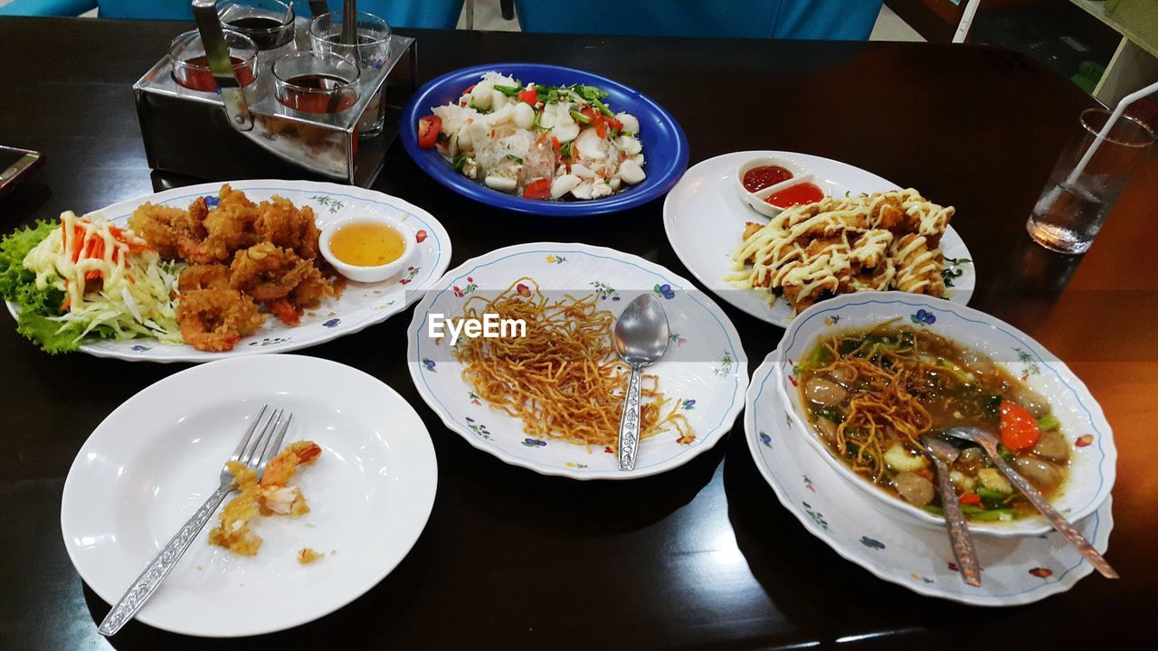 HIGH ANGLE VIEW OF MEAL SERVED ON TABLE AT RESTAURANT