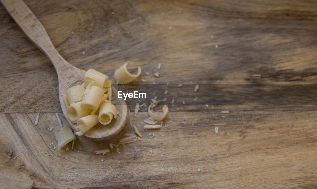 CLOSE-UP OF MUSHROOMS ON WOODEN TABLE