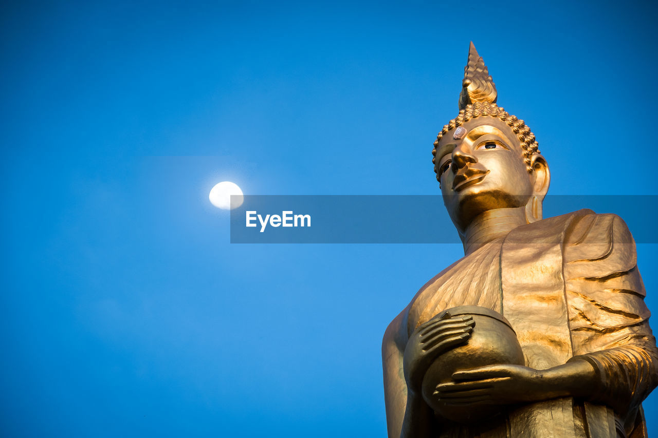 LOW ANGLE VIEW OF STATUE AGAINST SKY