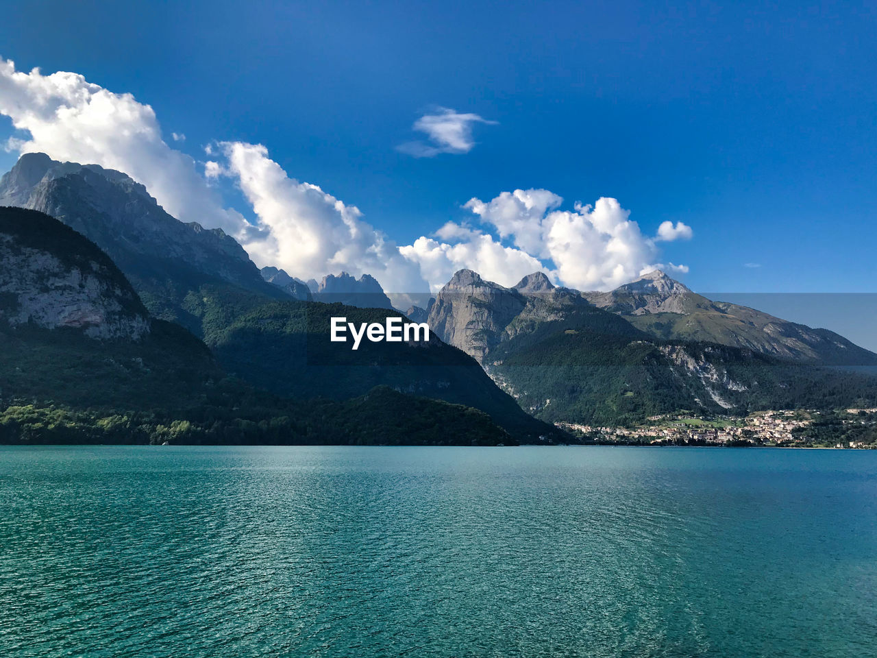 SCENIC VIEW OF SEA AND MOUNTAINS AGAINST SKY