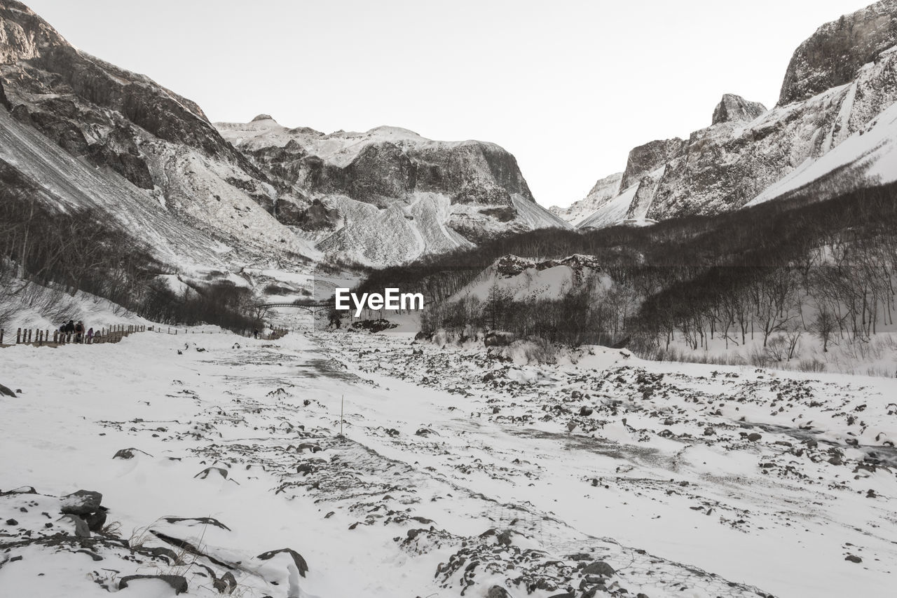 SCENIC VIEW OF SNOWCAPPED MOUNTAINS AGAINST CLEAR SKY