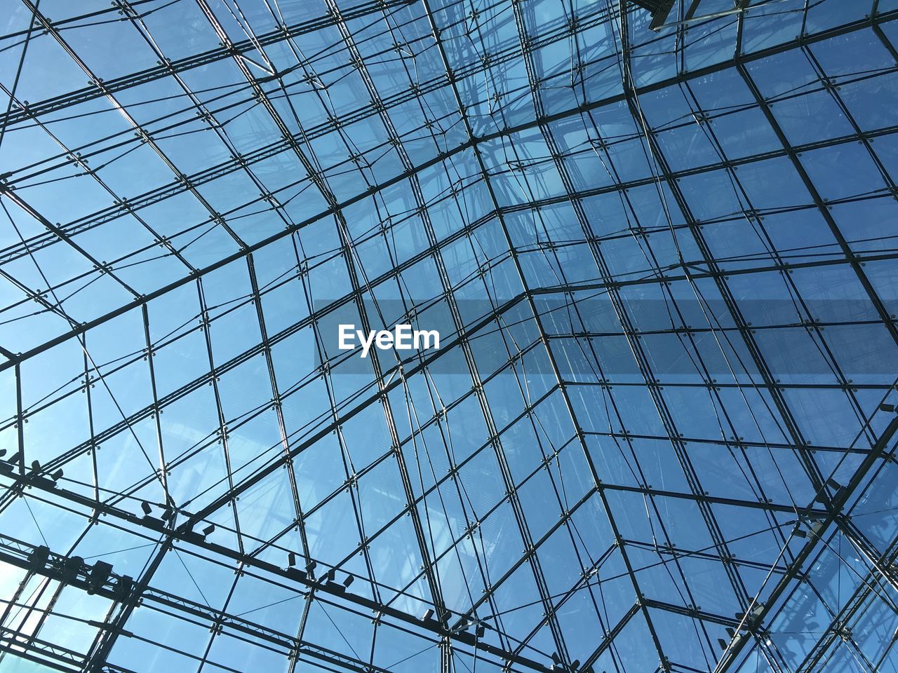 LOW ANGLE VIEW OF MODERN BUILDING AGAINST SKY