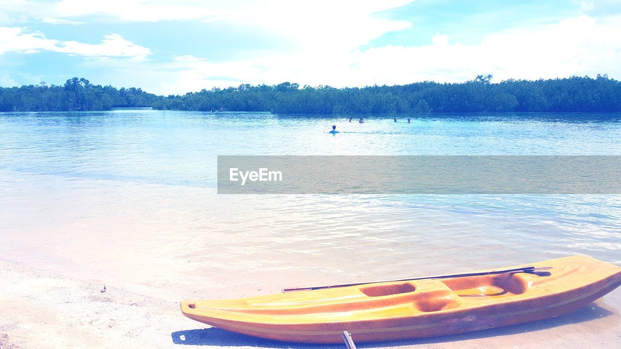 PANORAMIC VIEW OF BOATS MOORED AT BEACH