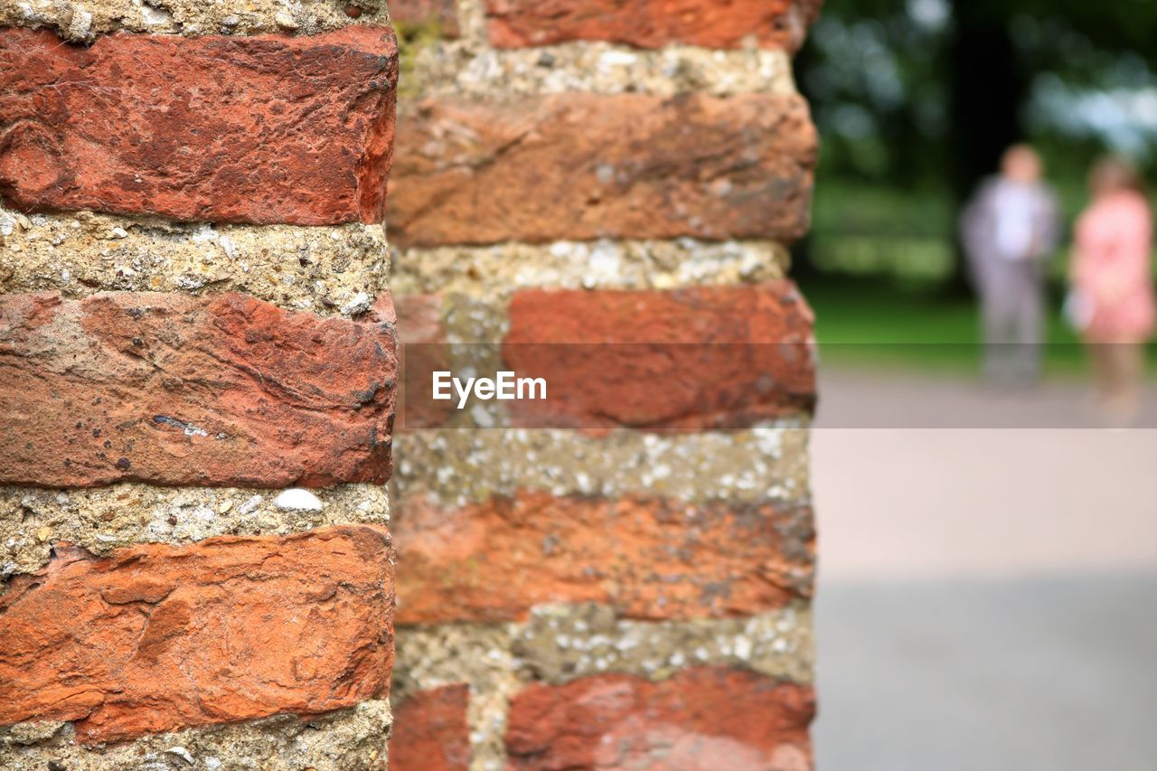 CLOSE-UP OF BRICK WALL WITH STONE