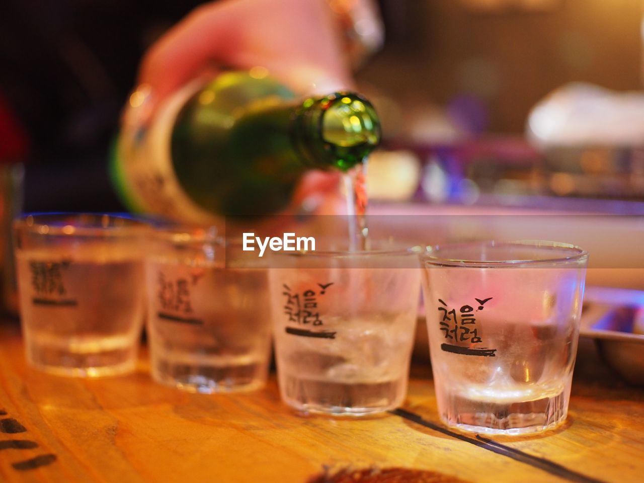 CLOSE-UP OF WINE GLASS ON TABLE