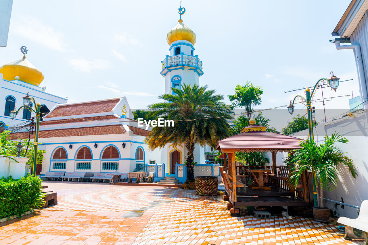 VIEW OF TEMPLE OUTSIDE BUILDING