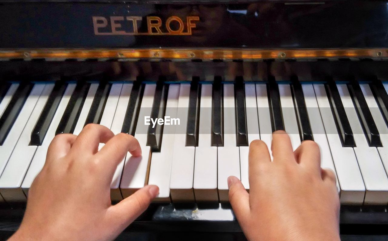 CROPPED IMAGE OF HAND HOLDING PIANO