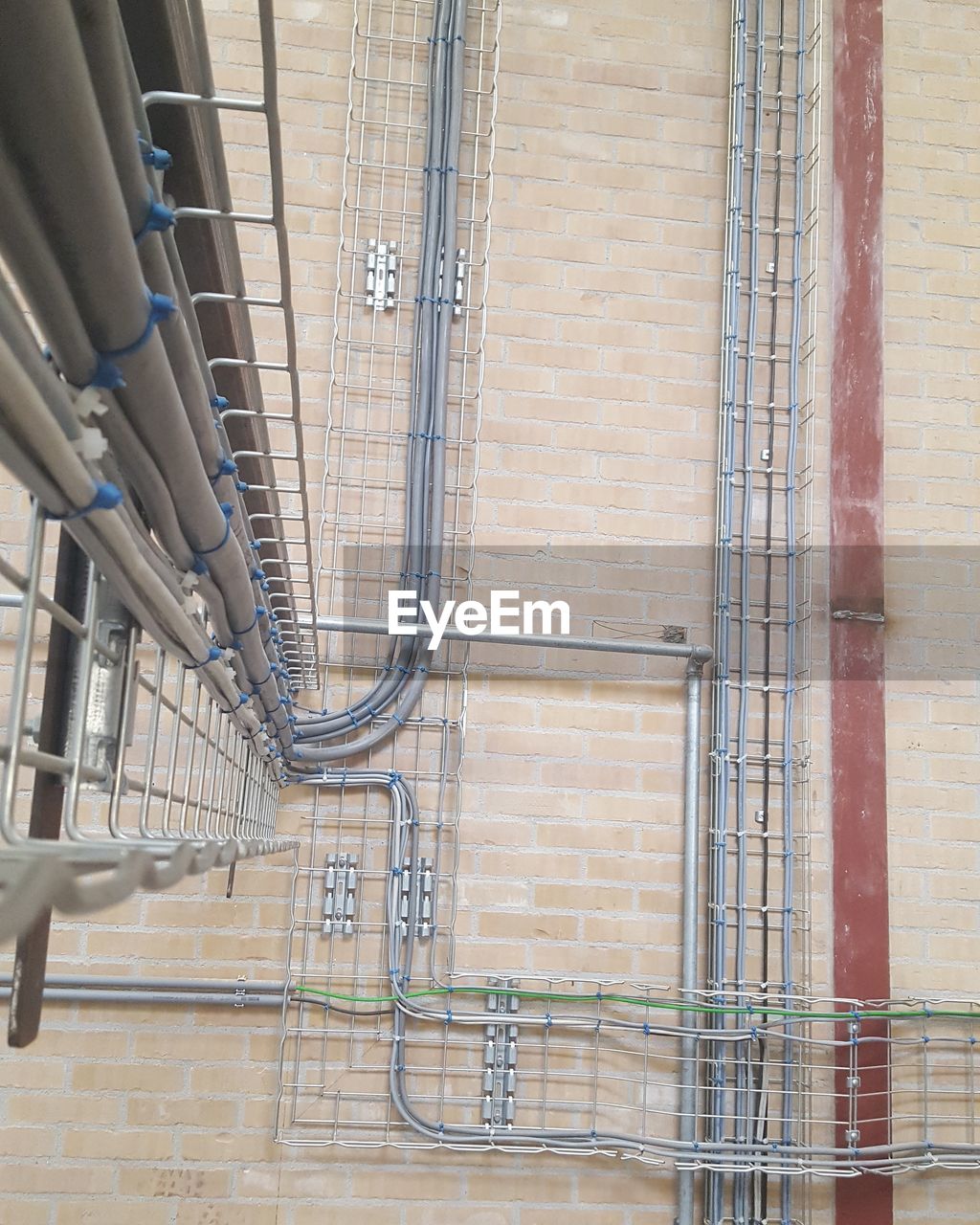 LOW ANGLE VIEW OF STAIRCASE IN BUILDING
