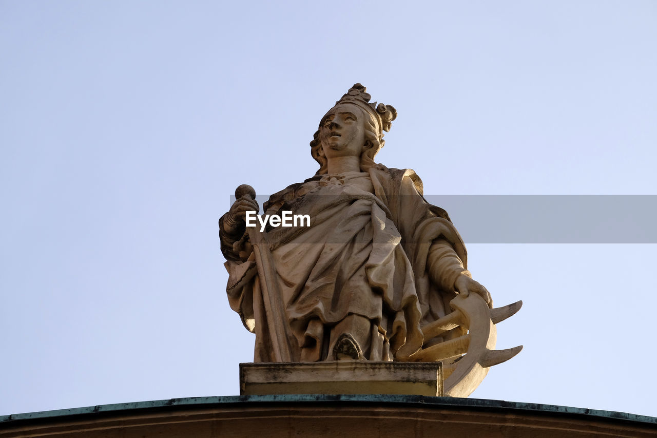 LOW ANGLE VIEW OF STATUES AGAINST CLEAR SKY