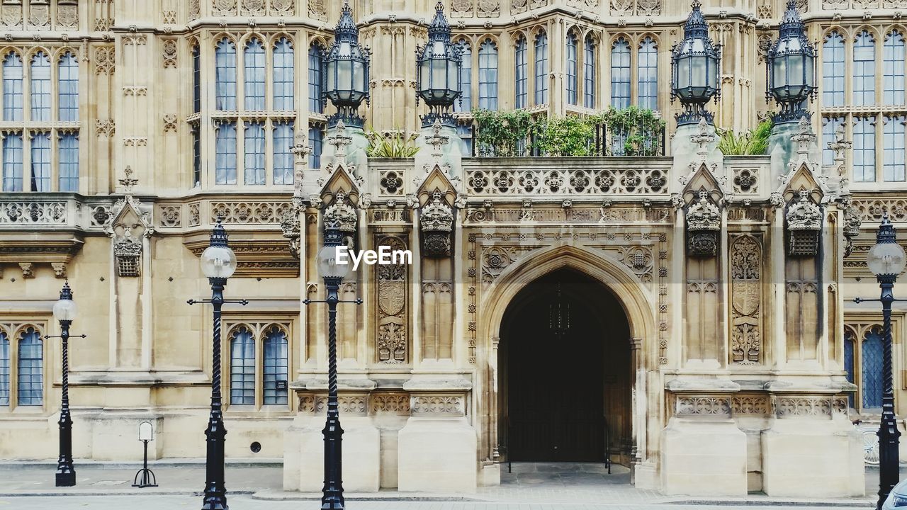 Arch entrance of palace of westminster