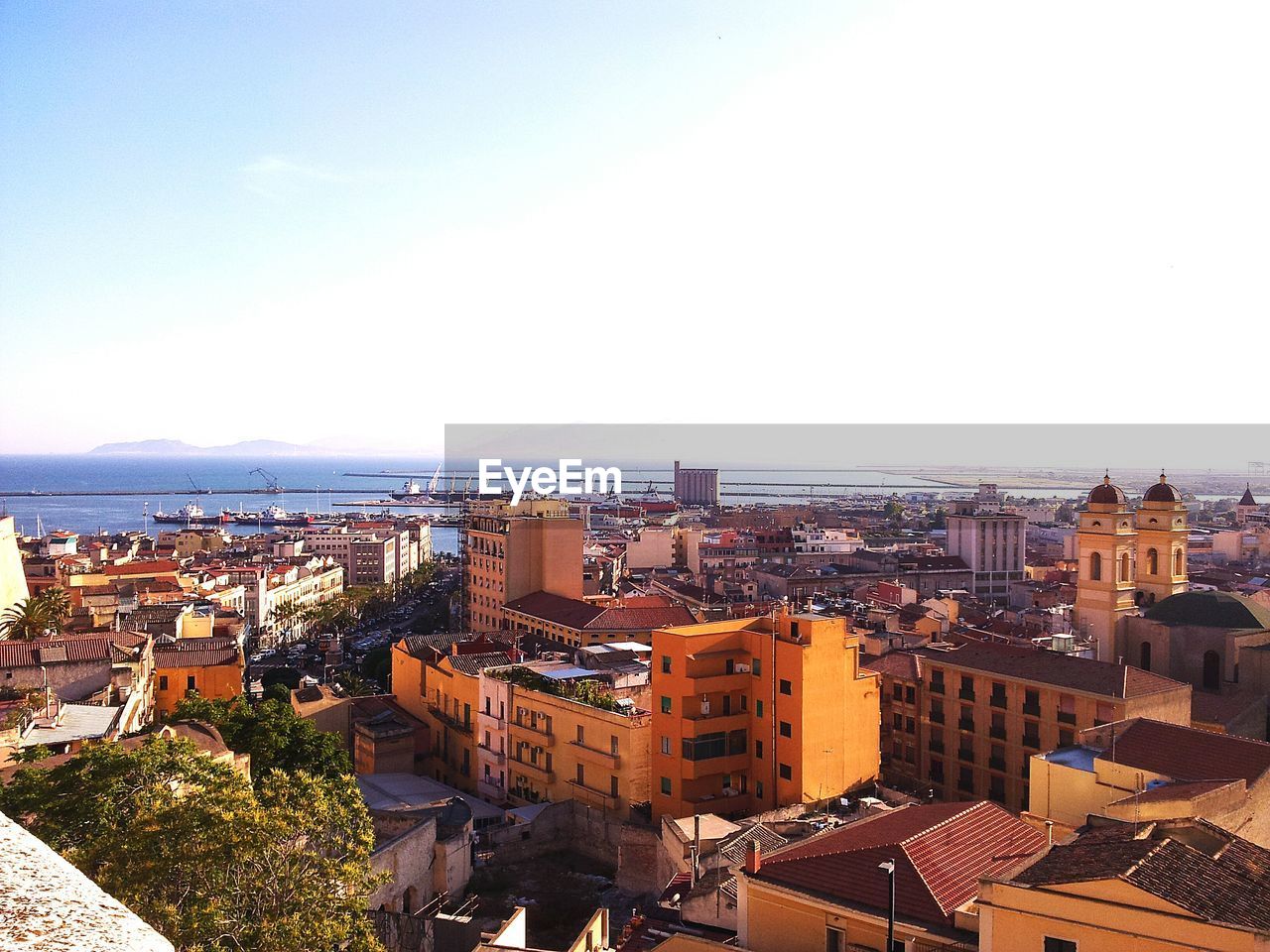 VIEW OF CITYSCAPE AGAINST SKY