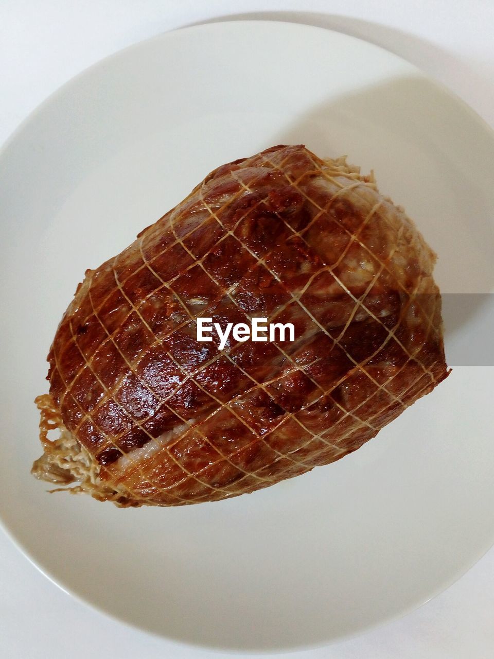 HIGH ANGLE VIEW OF ICE CREAM IN PLATE